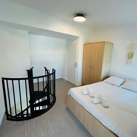 We Live In R - Duplex 501 Apartment
